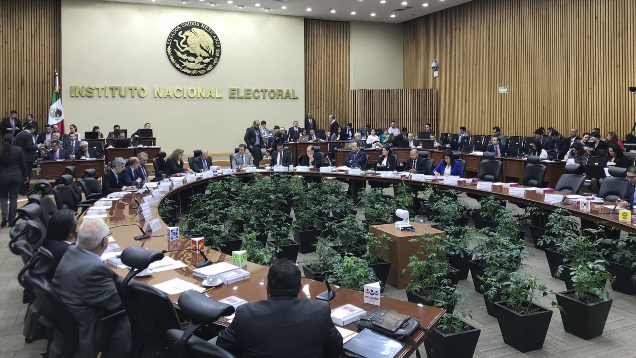 Un PREP lento pone a luchar al INE contra la incertidumbre