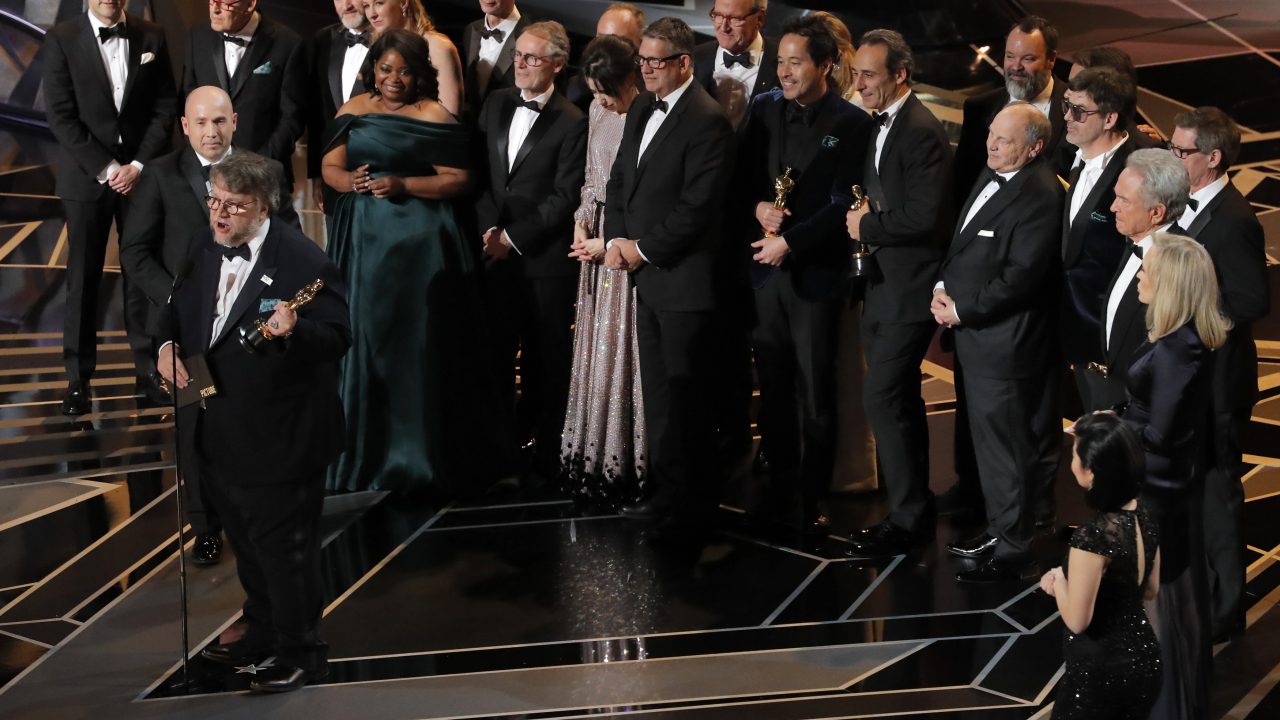 Del Toro dedica premio Oscar a los jóvenes