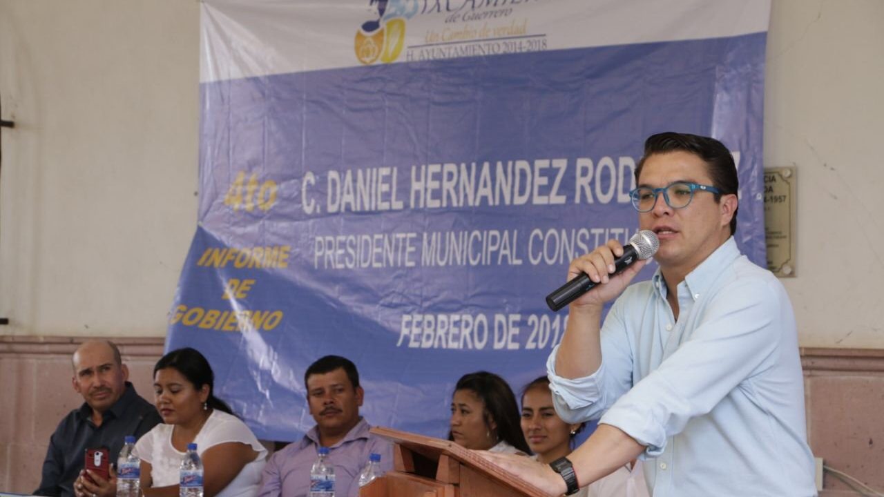 Gerardo Islas registra candidatura a diputación local en Puebla con megacoalición