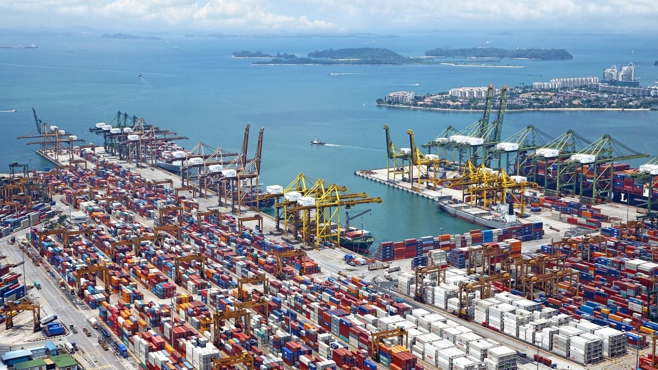 Caída de importaciones deja el mayor superávit comercial en casi 40 años