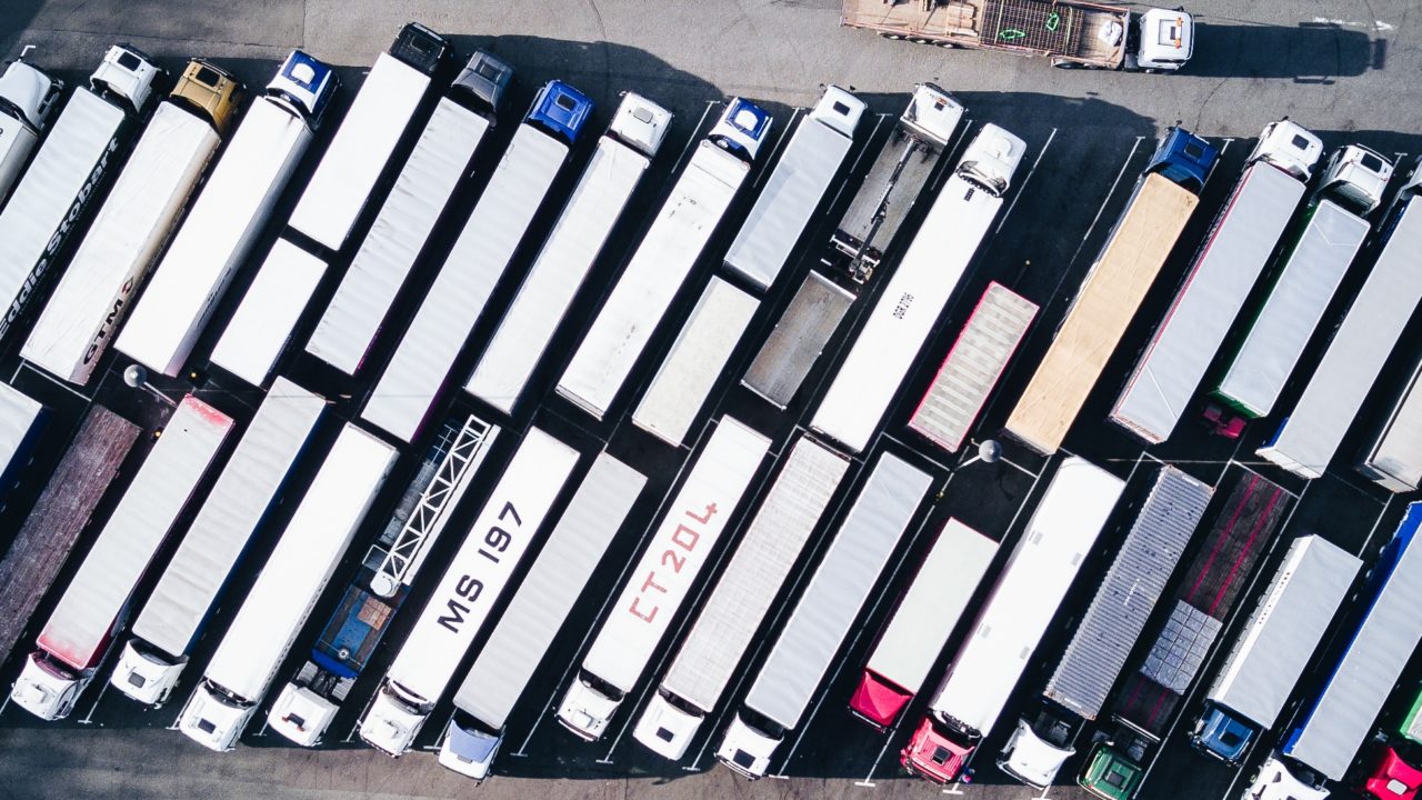 Ofrecen contratos de 100,000 dólares anuales ante escasez de camioneros en EU