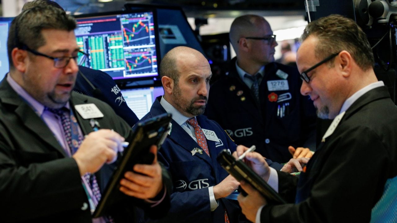 Wall Street cierra rojo y el Dow Jones baja 2.06% por temor a más alzas de la Fed