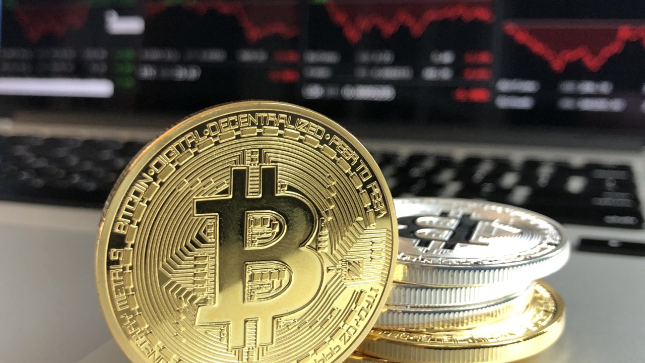 ¿Por qué el bitcoin perdió más de 1,000 dólares en un día?