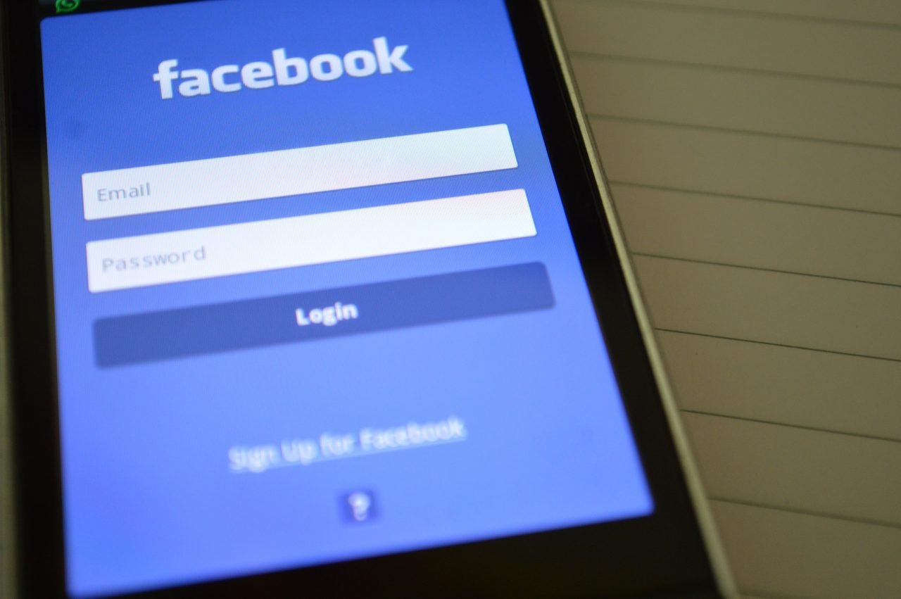 Usuarios de redes sociales reportan fallas en Facebook