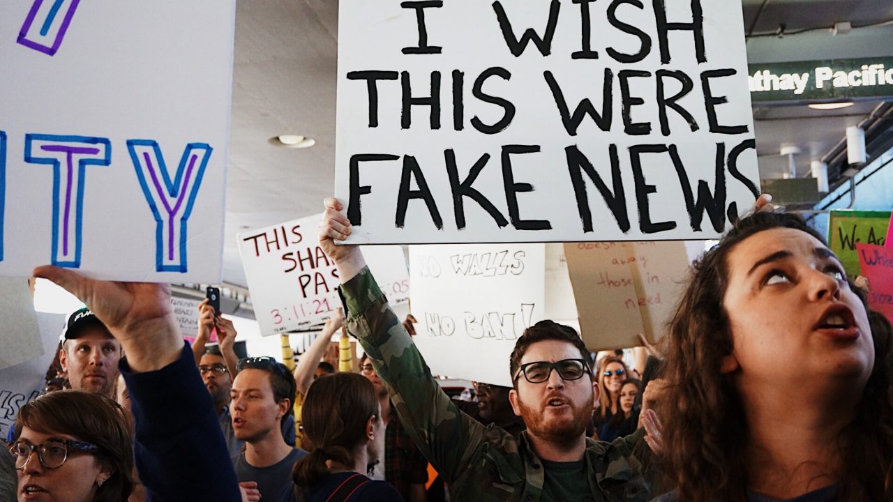 Facebook contratará periodistas para evitar ‘fake news’ en su plataforma