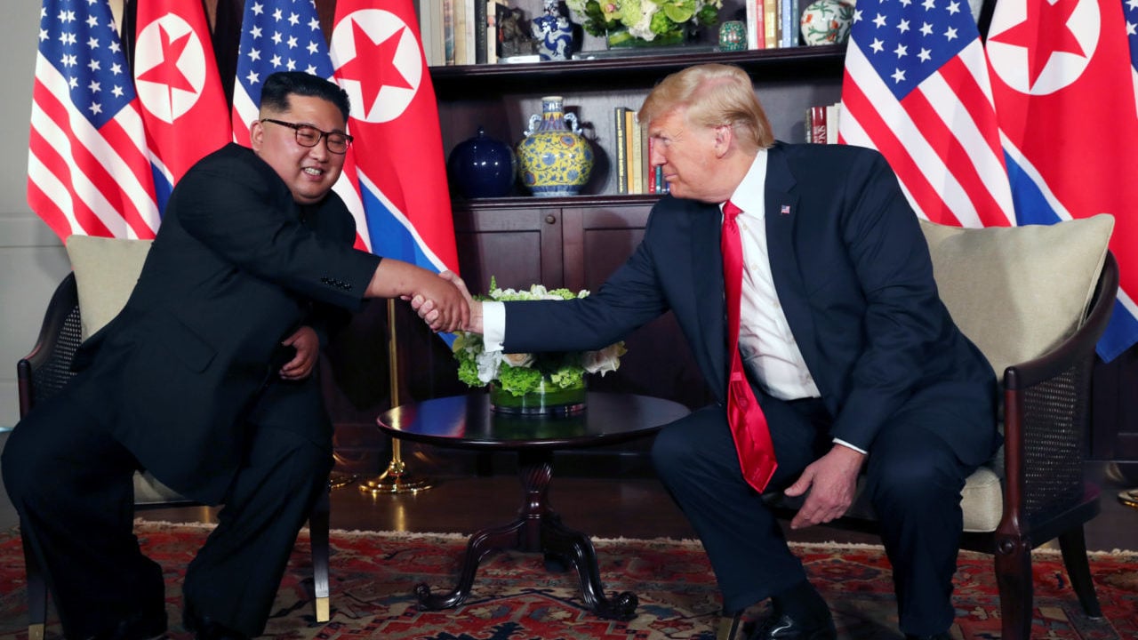 EU y Corea del Norte, de las amenazas al apretón de manos
