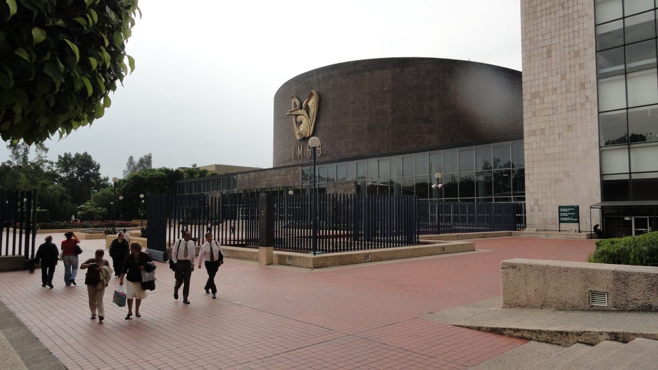 Red proveedora del IMSS falsificó marcas y registros para vender equipo