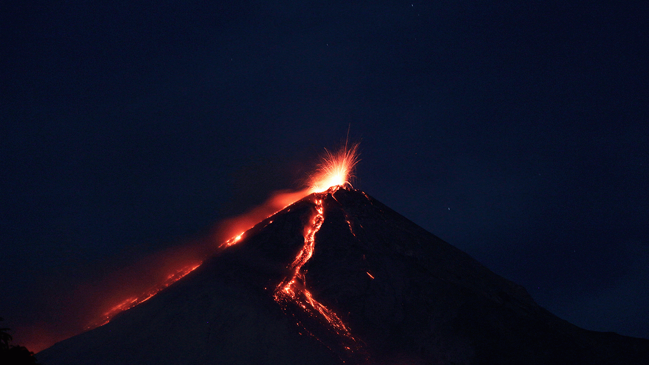 Volcán de Fuego vuelve a entrar en erupción en Guatemala