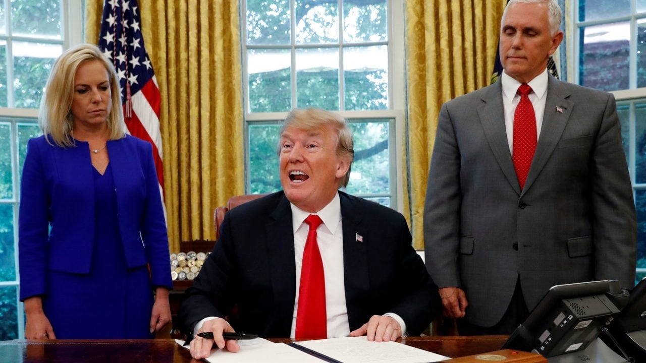Trump firma decreto para no separar a familias migrantes detenidas