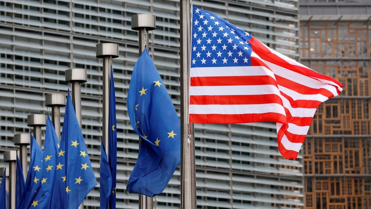 Trump amaga con arancel a autos de la UE; ‘ármenlos aquí’, exige