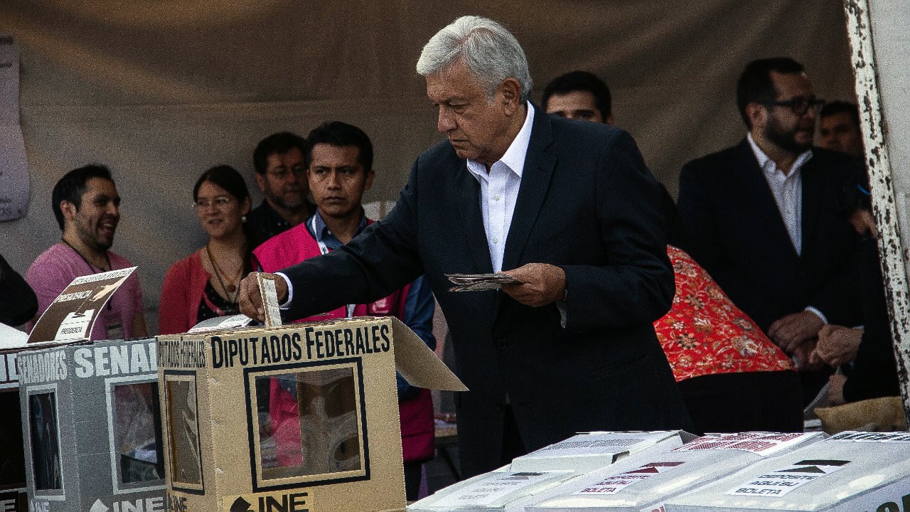 Andrés Manuel López Obrador emitiendo su voto, en las elecciones 2018. Foto: Angélica Escobar/Forbes México.