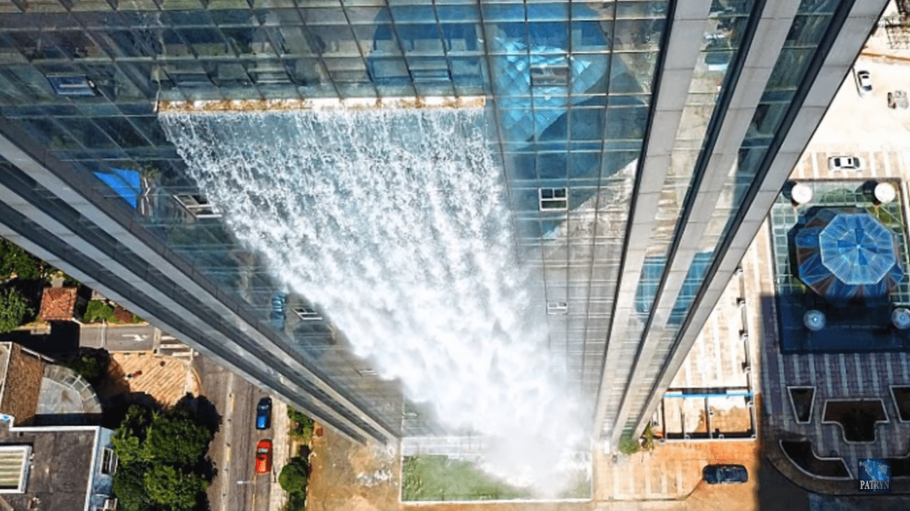 China construye una cascada artificial sobre un rascacielos