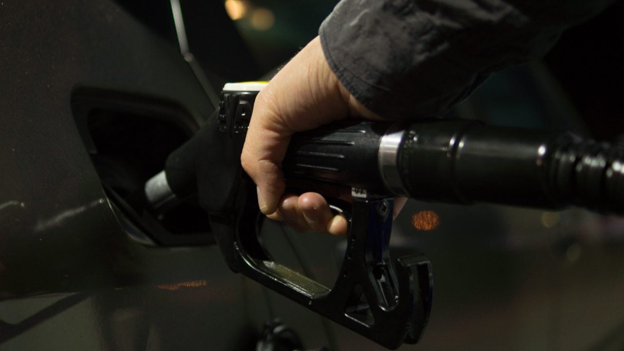 AMLO enfrenta el riesgo de un gasolinazo de 10% en enero