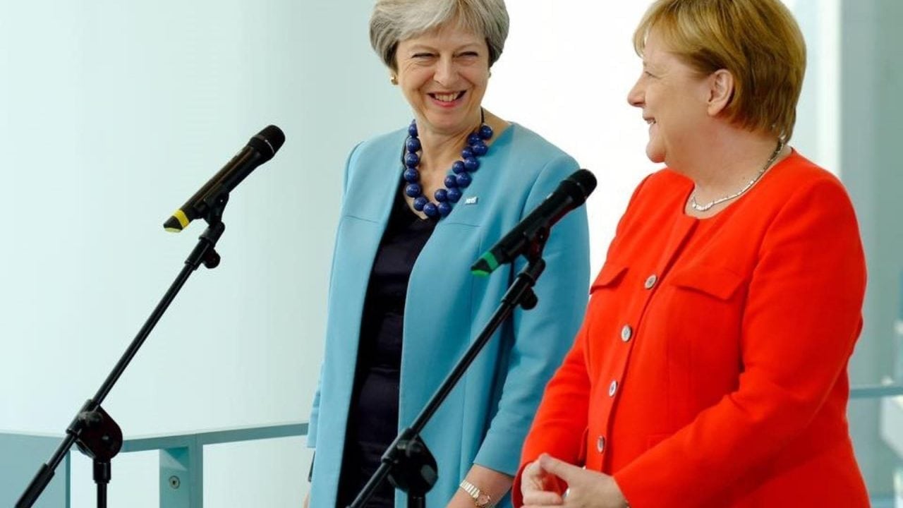 UE descarta renegociar acuerdo de Brexit; May busca ayuda de Merkel