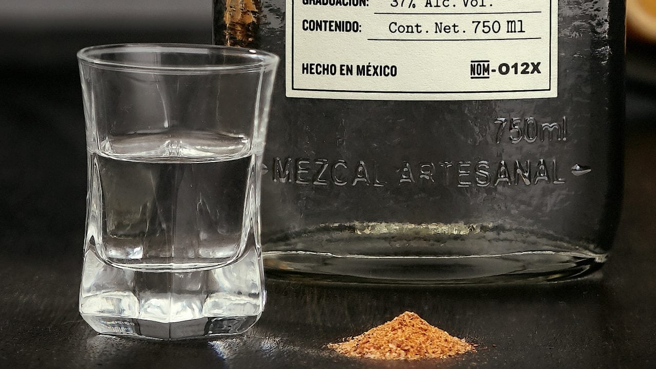 ¿Fan del mezcal? aprende a disfrutar la bebida del momento