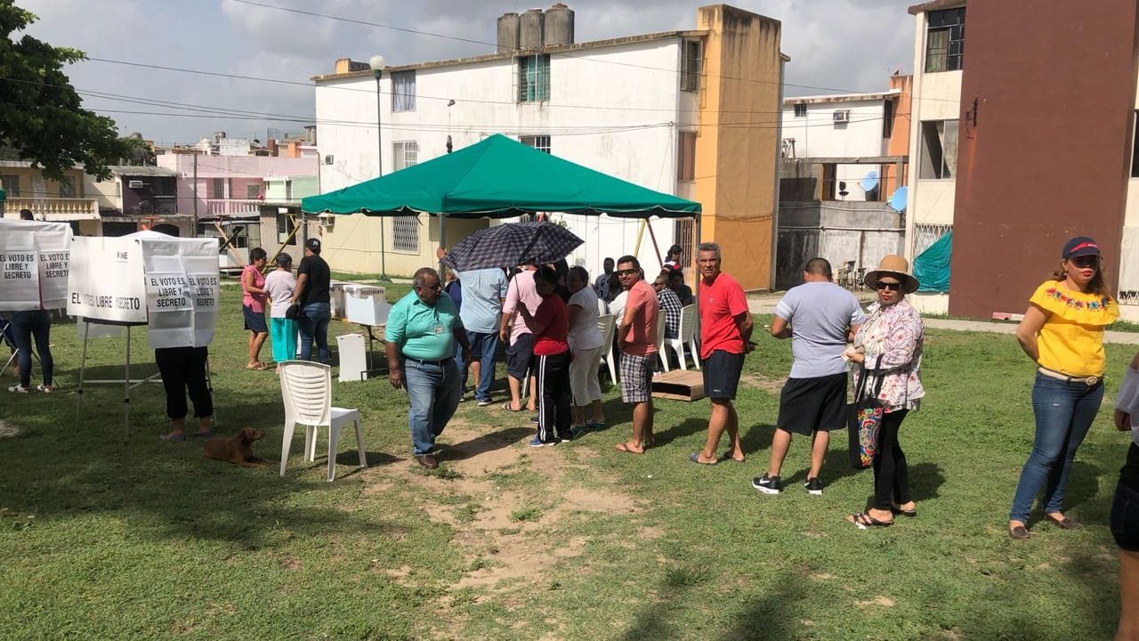 Observadores electorales ven ambiente festivo a pesar del caos en casillas