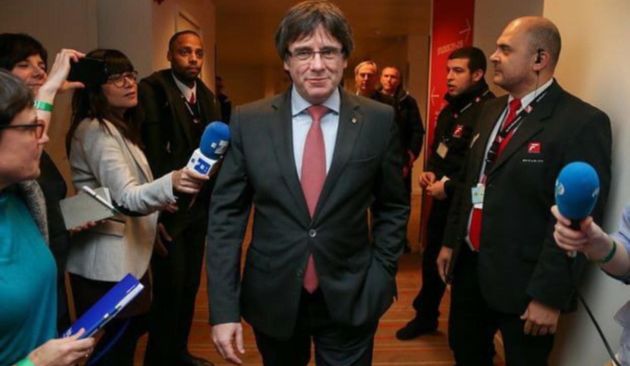Tribunal español retira orden de detención y entrega contra Puigdemont
