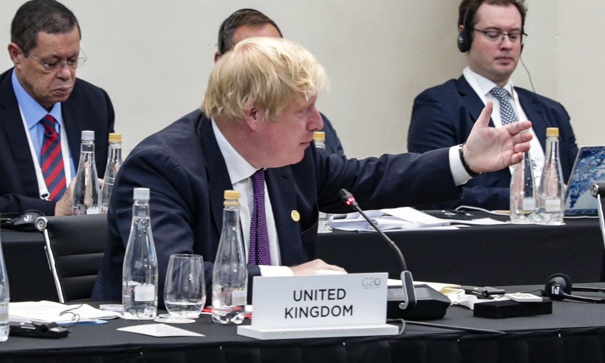 El canciller británico Boris Johnson renuncia a su cargo