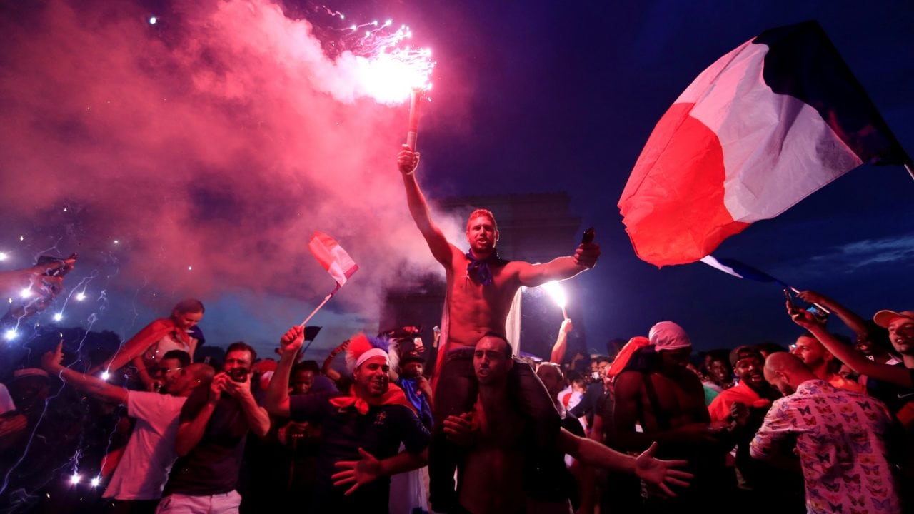 Festejo mundialista en París termina con choques con la Policía