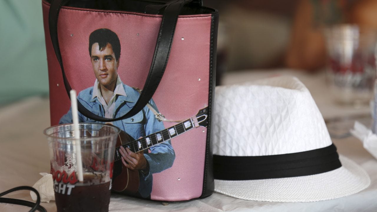 Joyas de Elvis Presley se subastan con el apoyo de Priscilla Presley