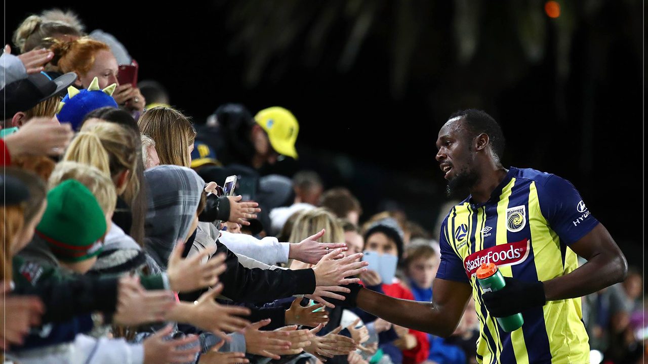 Usain Bolt cumple su sueño y debuta como futbolista profesional