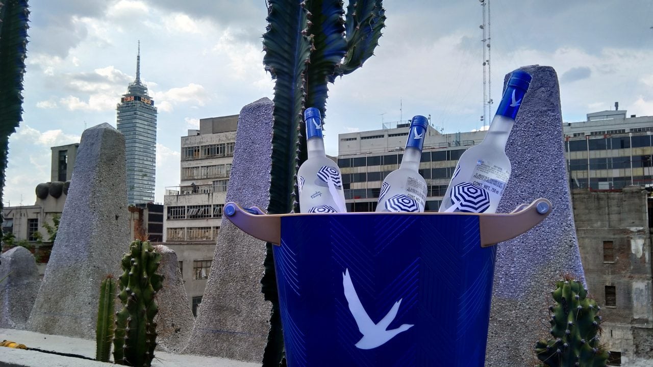 Quentin Monge retrata el verano francés en la nueva botella de Grey Goose