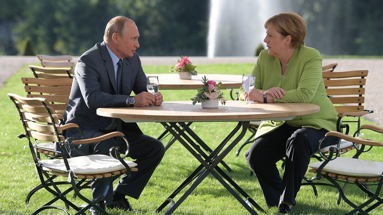 Merkel llama al dialogo a Putin para solucionar temas controversiales