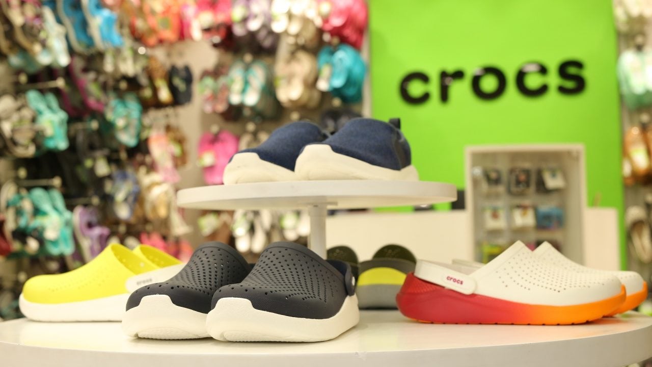 Crocs se aleja de México al cerrar su fábrica y centro de distribución