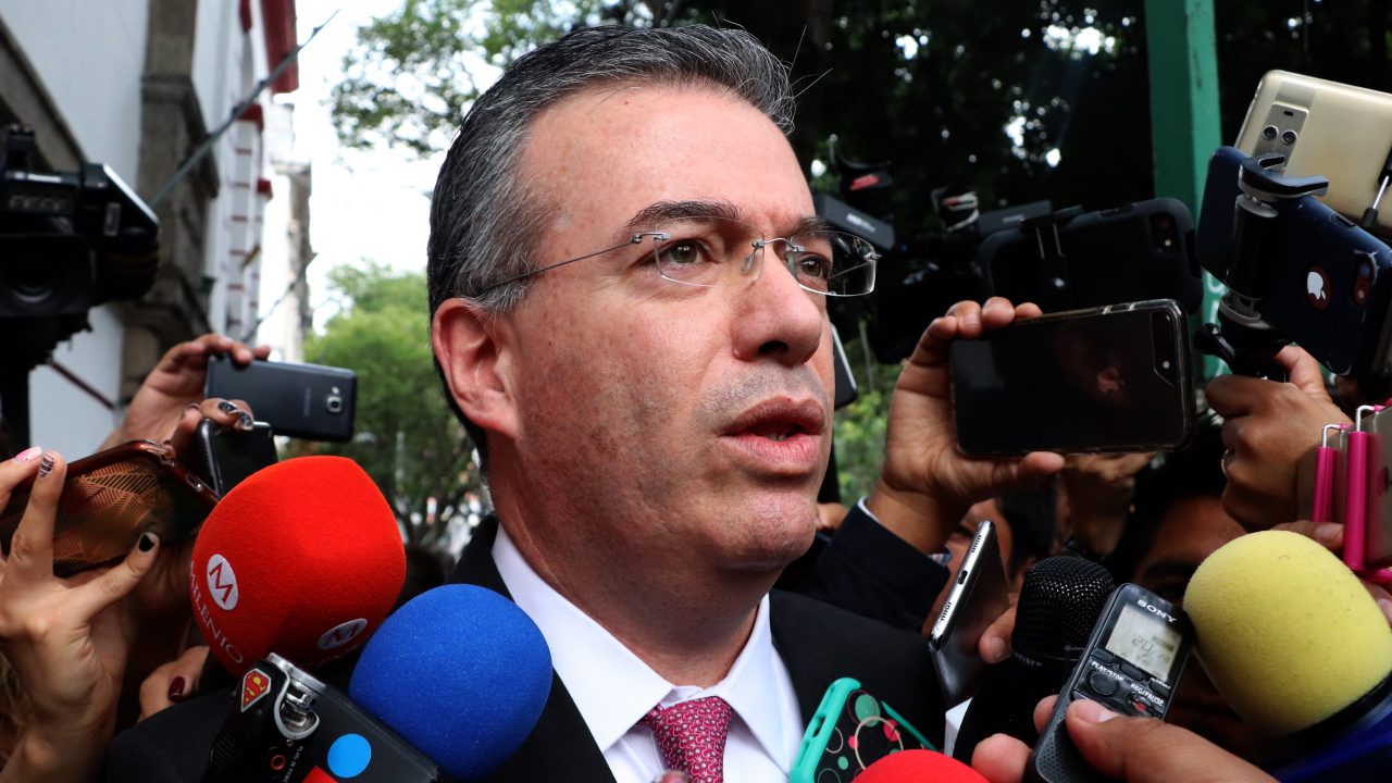 Gobernador de Banxico, preocupado de que alza en gasolinas presione inflación