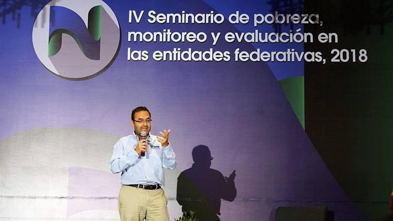 AMLO exhibe excesos en Coneval; exsecretario acusa imprecisiones