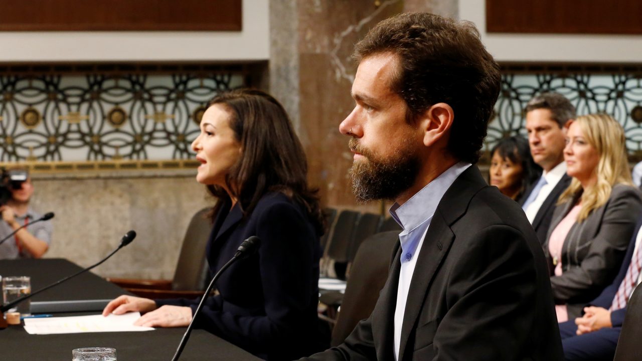 Facebook y Twitter se defienden de críticas de senadores de EU