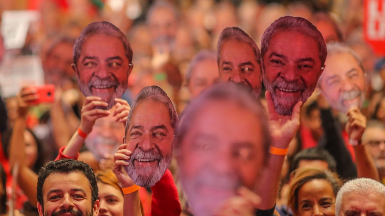 Lula libre, pero sin derechos políticos y una pila de casos en su contra