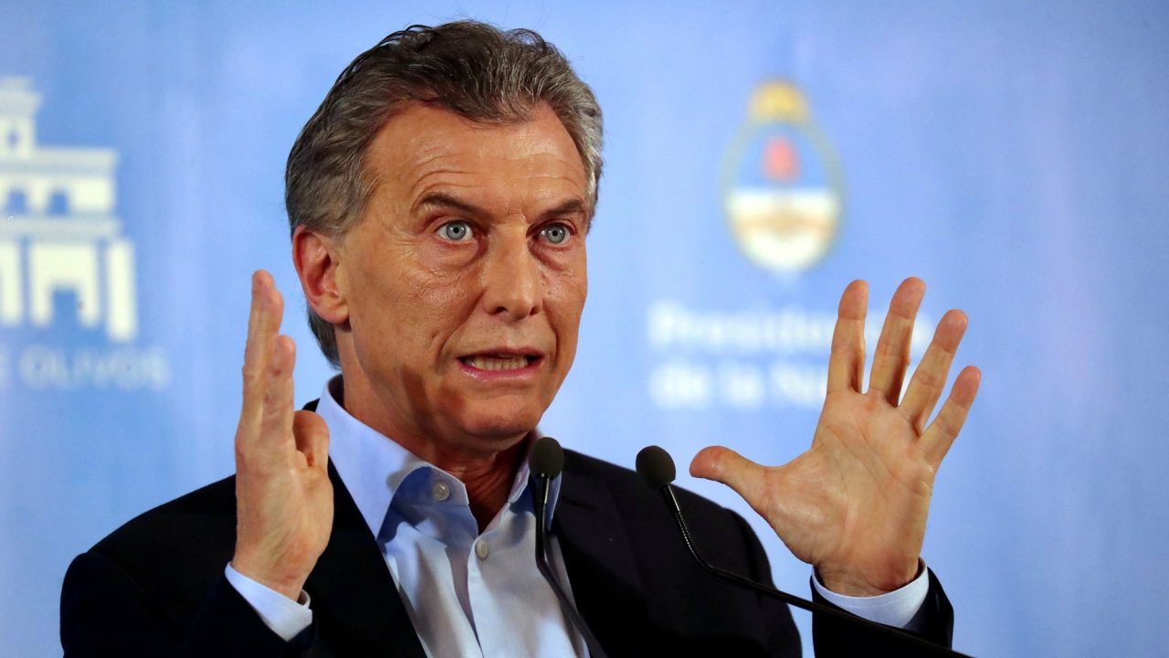 Argentina pone impuestos a exportaciones y achica gobierno ante crisis