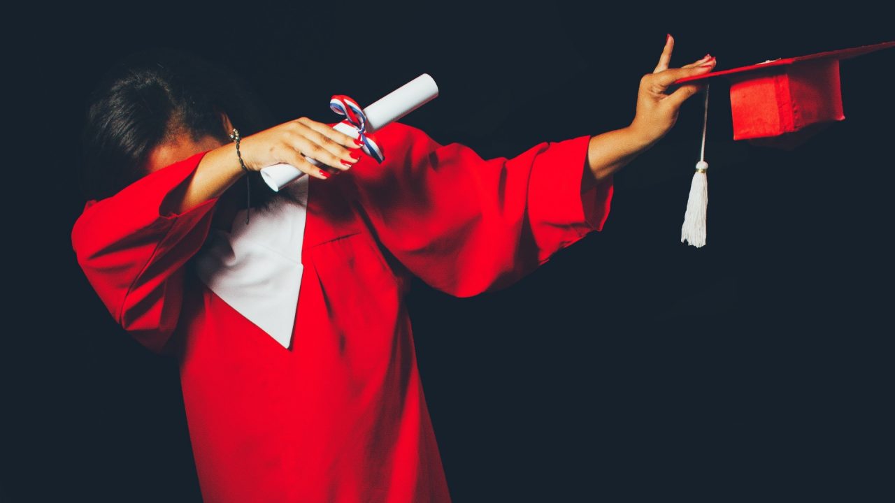 Las mujeres estudian más, pero ganan menos que los hombres