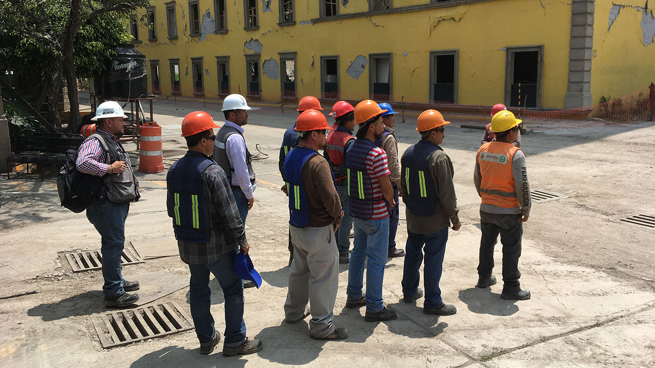 Trabajadores de las labores de remoción de escombros reunidos durante el simulacro. Foto: Angélica Escobar/Forbes México.