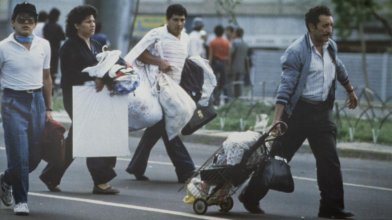 Familias enteras de sobrevivientes que habitaban en El Centro Histórico de la Ciudad y en colonias dañadas por los sismos, huyeron hacia la periferia o a provincia. Foto: Jesús Villaseca.