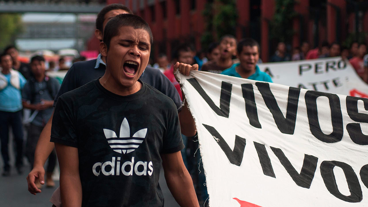 Un contingente de los estudiantes desaparecidos de Ayotzinapa, se unió a la marcha, gritaban a todo pulmón consignas en un ritmo y tono muy peculiar. Foto: Angélica Escobar/Forbes México.