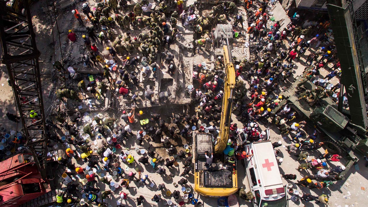 Rescatistas trabajando en uno de los edificios que colapsaron en CDMX. Foto: Christian Palma/Getty Images.