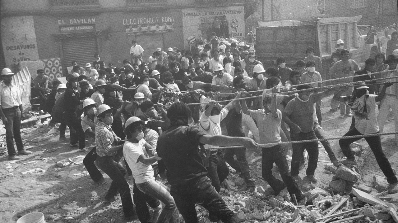 Voluntarios tiran de varias cuerdas para mover pesados bloques de concreto en la colonia Roma. Foto: Jesús Villaseca.
