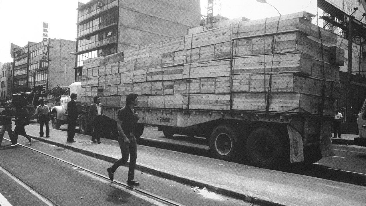 Tráiler transporta cajones construidos con tablones de madera, donados por la sociedad civil y que servirían como féretros. Foto: Jesús Villaseca.