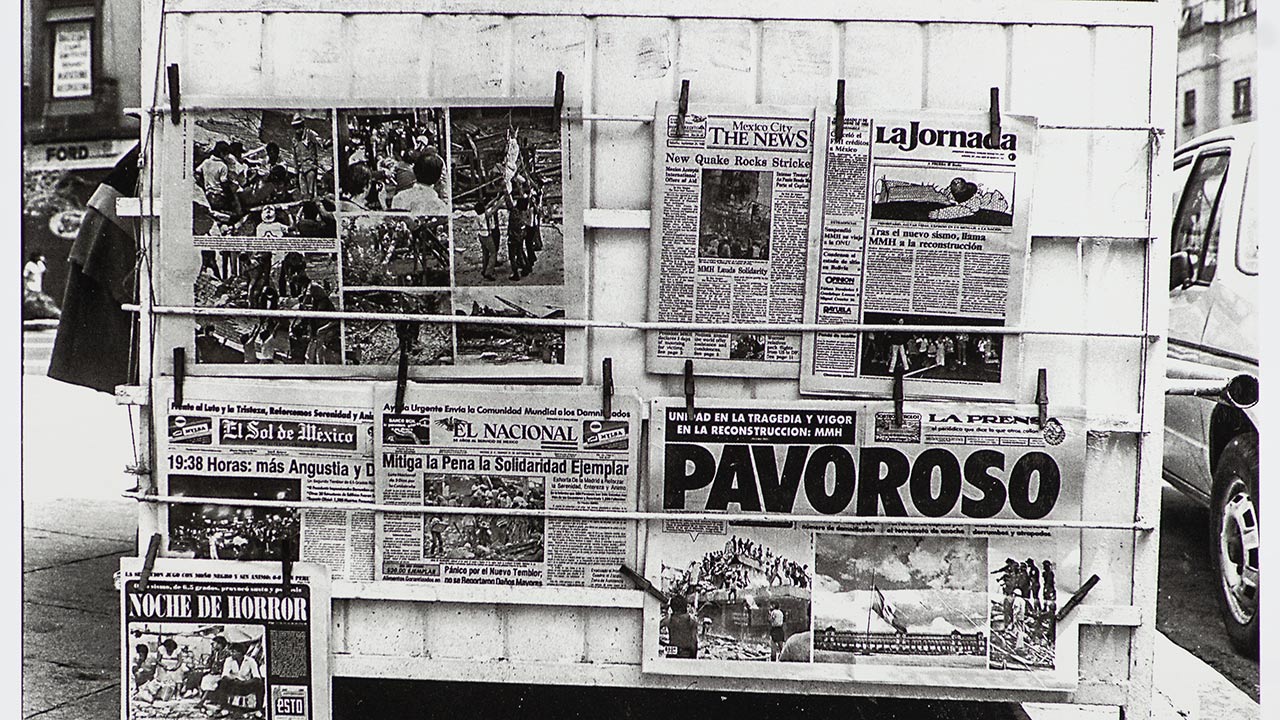 Pavoroso, el resumen de los diarios de la ciudad. Eje Central, 21 de septiembre. Foto Ulises Castellanos.