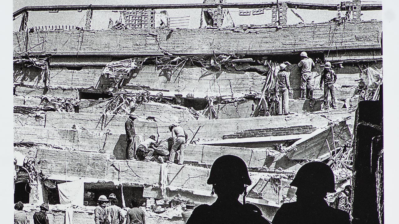 Multifamiliar Juárez, colonia Roma, 20 de Septiembre. 1985. foto: Ulises Castellanos.