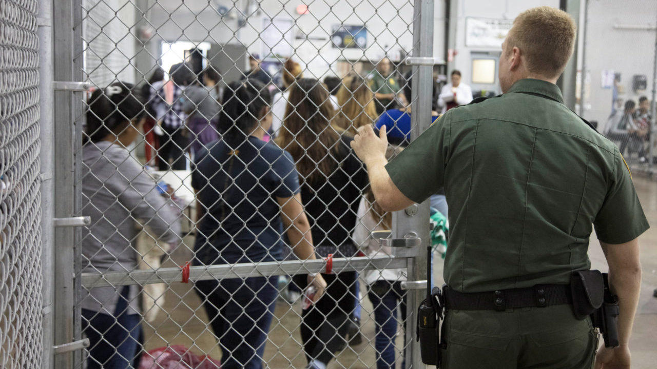 Juez bloquea orden de Biden de suspender las deportaciones por 100 días