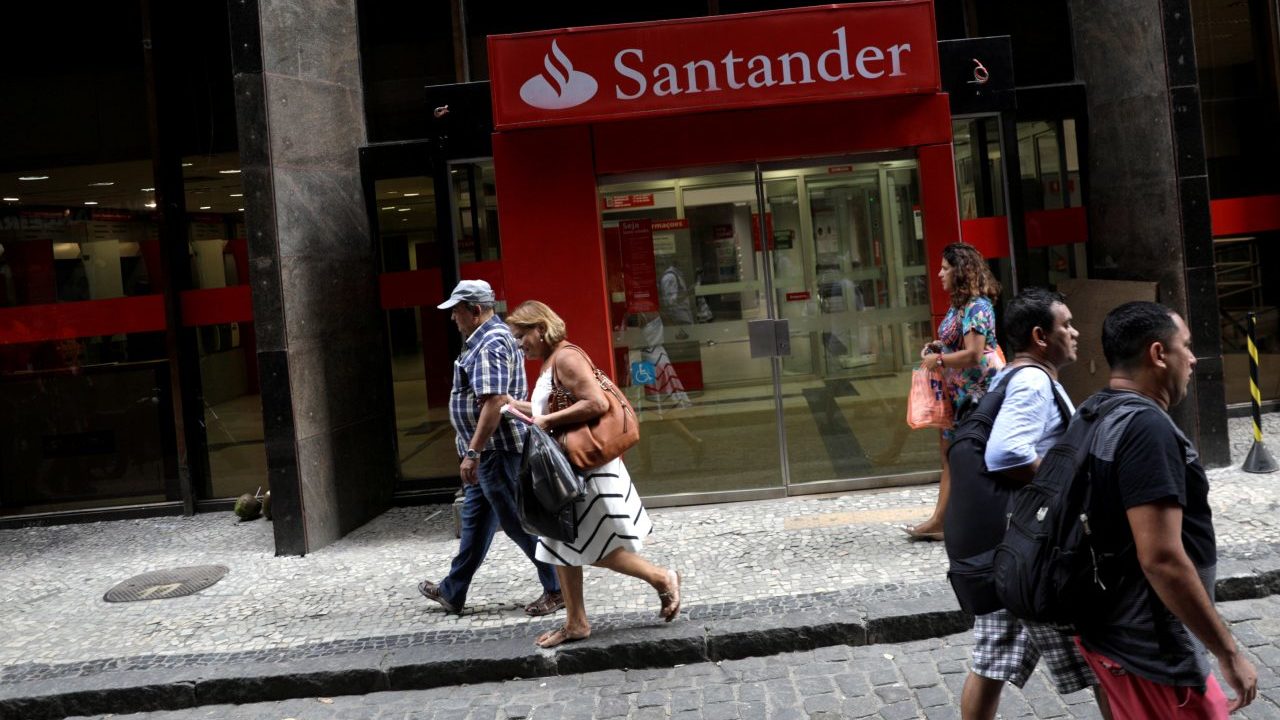 AMLO ofrece seguridad a bancos en reunión con presidenta de Santander