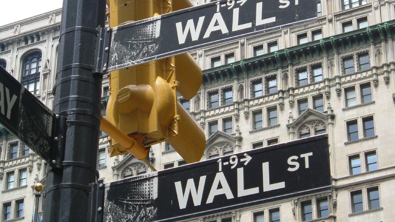 Wall Street cae por aumento de tensión comercial EU-China