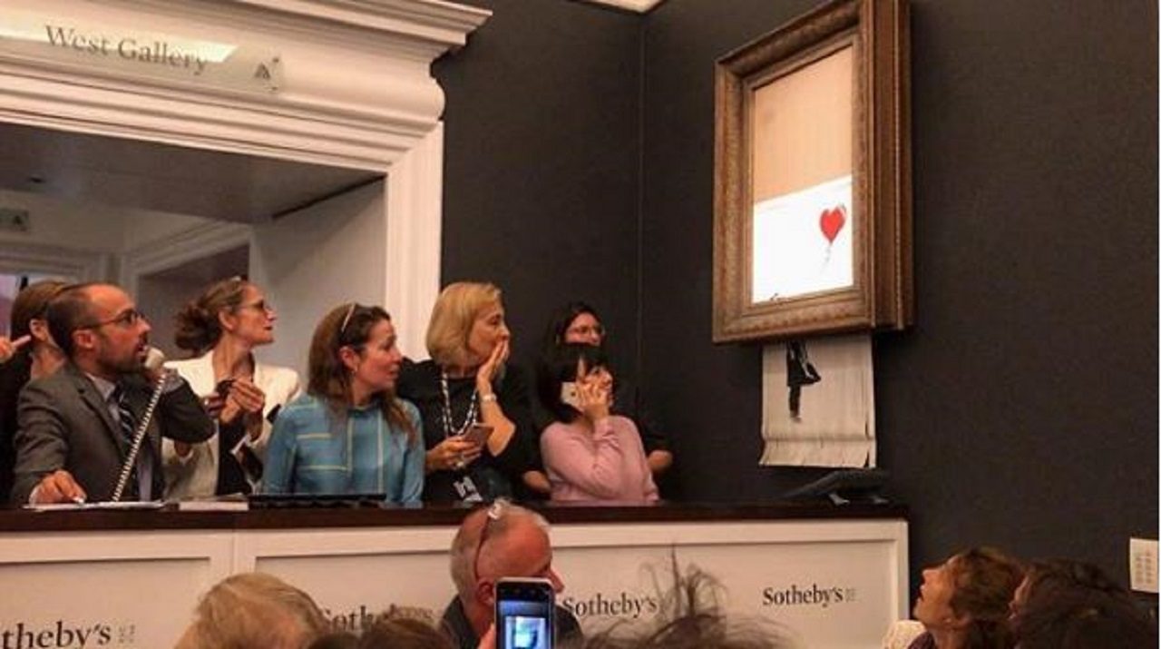 Obra de Banksy se autodestruye después de ser vendida por 1.3 mdd