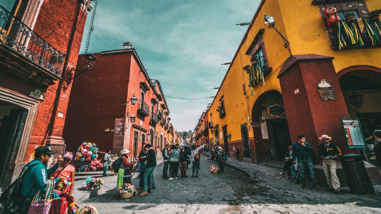 Expatriados vienen al país a gozar su retiro; mexicanos se marchan para progresar