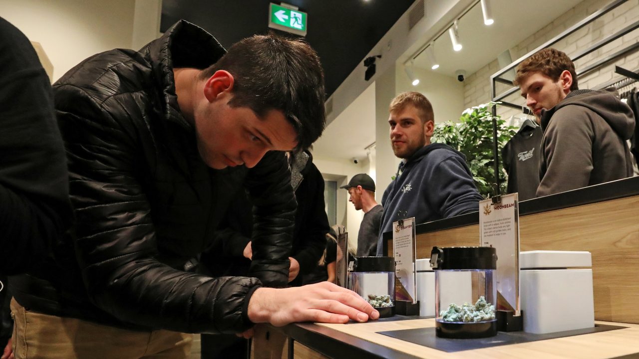 Tiendas en Canadá se quedan cortas en provisiones de mariguana