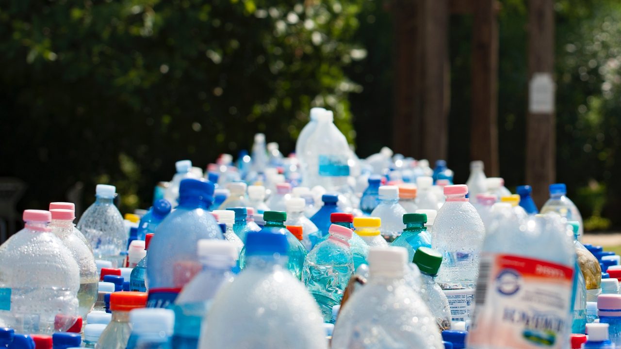 Cada semana, una persona ingiere 2,000 pequeñas piezas de plástico