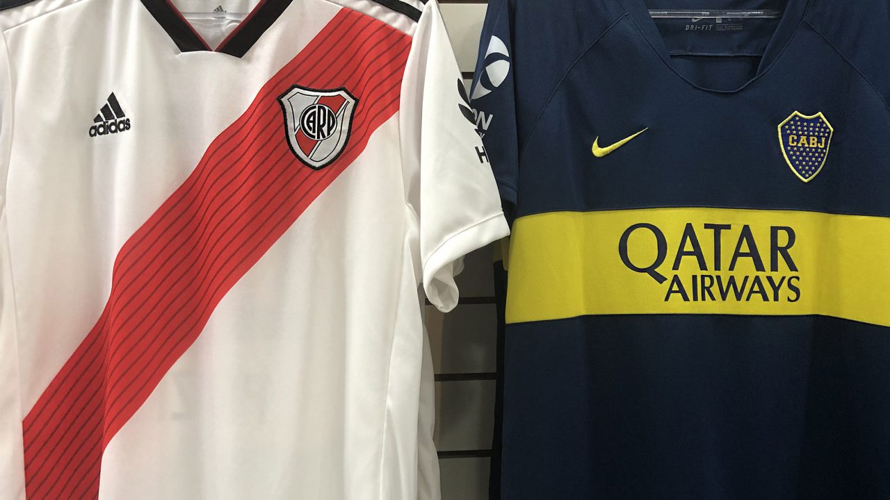 Postergan final de Libertadores entre Boca y River por agresión a jugadores